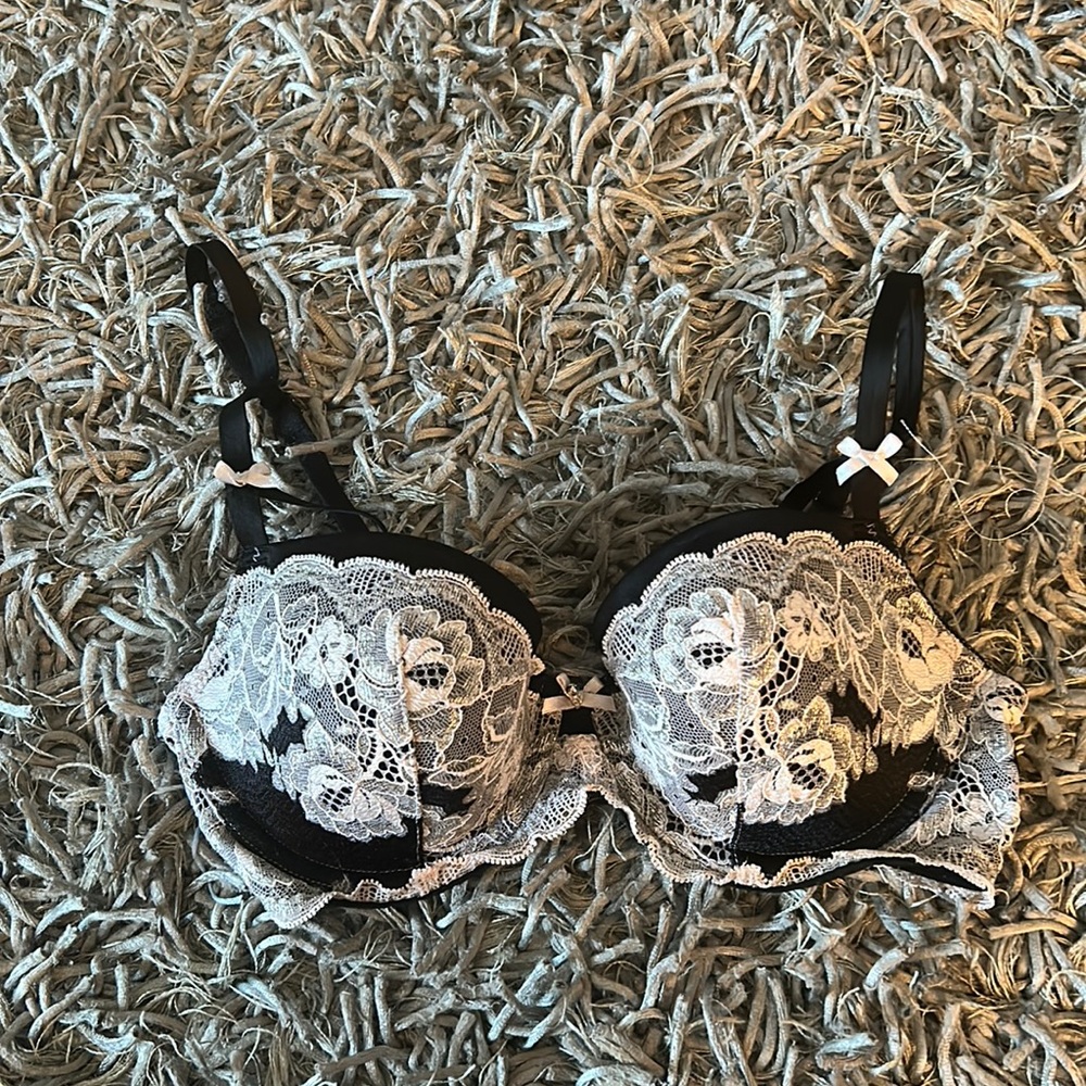 Victoria’s Secret Dream Angels Lined Demi Black and White Lace 34C